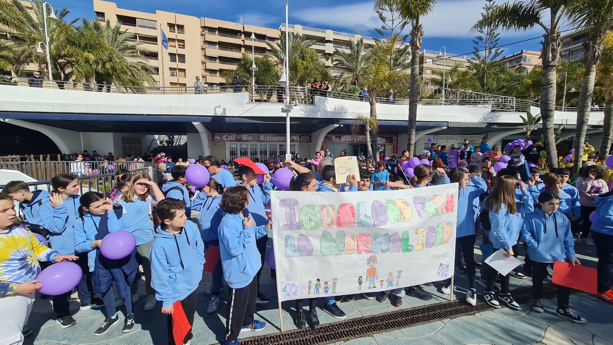 Los centros educativos de Almuñécar celebran la “Marcha por la Igualdad”.